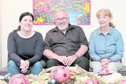 Beat Fuchs, Präsident der Pro Juventute Nidwalden, mit der scheidenden Kassierin Petra Scherer (links) und ihrer Nachfolgerin Madeleine Imboden. (Bild: Richard Greuter (Buochs, 16. Mai 2018))
