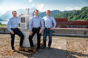 Auf dem Dach der Hochschule Luzern in Horw testen Erny Niederberger (v.l.), Philipp Burch und Reto Abt die Messstation. (Martin Vogel/PD)