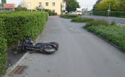 Das Motorrad blieb auf dem Radweg liegen. Bild: Zuger Polizei (Zug, 18. Mai 2018)