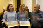 Carole Waldvogel (links) und Miriam Mende freuen sich über den Umweltpreis. Rechts WWF-Präsident Josef Blättler. (Bild: Richard Greuter, Stans, 17. Mai 2018)