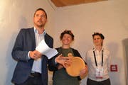 Mathias Müller, Präsident Klangwelt Toggenburg, verabschiedet die beiden frisch gekürten Klangköniginnen Nadja Räss und Christina Rohner (von links). (Bild: Adi Lippuner)