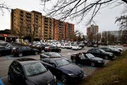 Das Herti Zentrum mit Wohnungen und Gewerbe soll auf den freien Flächen um die bestehenden Gebäude überbaut werden. Bild: Stefan Kaiser