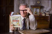 Edmund Brundish (Bill Nighy) verliebt sich in Bücher von Ray Bradbury – und kämpft auf seine Art für Florences Buchladen. (Bild: Filmcoopi)