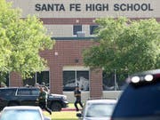 Sicherheitskräfte vor dem Tatort, der Santa-Fe-High-School, wo ein Schüler zehn Personen erschoss. (Bild: KEYSTONE/AP Houston Chronicle/STEVE GONZALES)