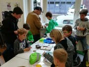 Konzentriert tauschen Kinder und Erwachsene in der Bibliothek in Flawil Panini-Bilder. (Bild: Annina Quast)