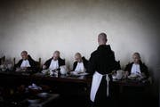Benediktinermönche essen im Kloster in Silver City schweigend und hören dem Vorleser zu. Bild: imago