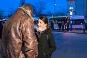 Die Aufsuchende Sozialarbeit setzt den Fokus auf direkten Kontakt – so wie hier auf dem Luzerner Bahnhofplatz. (Bild: PD/Jutta Vogel)