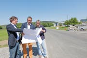 Lokalaugenschein auf der neu erstellten Laagerstrasse im Gebiet Gihl: Pascal Eichmann, Leiter Finanzen und Steuern, Stadtpräsident Thomas Weingart und Sonja Lenggenhager, Bereichsleiterin Finanzen bei den Technischen Gemeindebetrieben. (Bild: Donato Caspari)