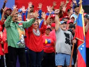 Der frühere Fussballstar Diego Maradona (Rechts) bei einer Wahlkampfveranstaltung in Caracas mit Venezuelas Präsident Nicolás Maduro. (Bild: KEYSTONE/AP/ARIANA CUBILLOS)
