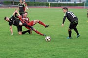 Zweikampf zwischen Wängis Gjef Uka und Herisaus Marco Schmid (rot). (Bild: Jesko Calderara)