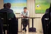 Peter Stamm liest vor: Kommenden Monat wird er seine 1500. Lesung absolvieren. (Bild: Andrea Stalder (Islikon, 9. Februar 2017))