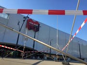 Das Baugespann bei der Mall of Switzerland zeigt an, wo der Sommer-Event-Bereich entstehen soll. (René Meier/luzernerzeitung.ch)