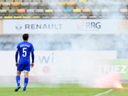 Lausannes Abwehrchef Alain Rochat als ungläubiger Beobachter der Ausschreitungen auf der Pontaise (Bild: KEYSTONE/LAURENT GILLIERON)