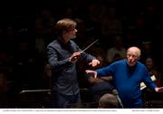 Bernard Haitink mit einem Jungdirigenten im Meisterkurs am Osterfestival dieses Jahres. (Bild: Peter Fischli / Lucerne Festival)