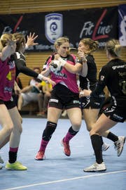 Brühls Fabienne Albrecht stoppt Nottwils Lisa Frey (mit Ball). Foto: Manuela Jans-Koch