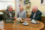 Die damaligen Verfassungsräte von links: Josef Nigg, Hans Leuchtmann und Karl von Flüe im Gespräch zur Entstehung der Kantonsverfassung. (Bild: Mike Bacher, 16. Mai 2018)