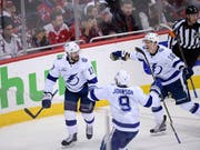 Tampa Bays Alex Killorn (links) freut sich mit seinen Teamkollegen über das Siegtor zum 3:2 (Bild: KEYSTONE/FR67404 AP/NICK WASS)