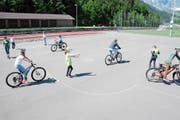 Schulkinder üben Velofahren im Kreisel. Auch «Autos» gilt es zu beachten. (Bild: Martin Uebelhart (Engelberg, 18. Mai 2018))