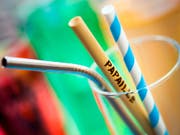Restaurants in der Stadt Neuenburg werden künftig Sirups und Frappés mit Röhrchen aus Stahl, Bambus oder Papier servieren. Umweltbelastende Wegwerf-Trinkhalme aus Plastik werden der Vergangenheit angehören. (Bild: KEYSTONE/VALENTIN FLAURAUD)