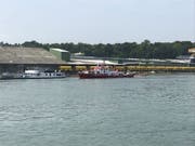 Bei einem mit Dieselöl beladenen Motortankschiff ist am Samstagmorgen Wasser eingetreten. (Bild: Polizei Basel-Landschaft)