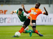 Schwacher Auftritt ohne Konsequenzen: St. Gallens Tranquillo Barnetta (li.) hat gegen Lausannes Adilson Cabral das Nachsehen (Bild: KEYSTONE/EDDY RISCH)