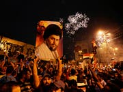 Anhänger des schiitischen Geistlichen Muktada al-Sadr feiern in Bagdad. Der 44-Jährige hat wie erwartet die Parlamentswahl im Irak gewonnen. (Bild: Keystone/AP/HADI MIZBAN)