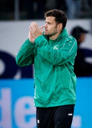St. Gallens Tranquillo Barnetta bedankt sich nach Spielschluss beim Publikum - ein Abschied ist es aber nicht. (KEYSTONE/Eddy Risch)