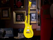 Die gelbe "Cloud"-Gitarre des verstorbenen US-Popstars Prince wurde in New York für 225'000 Dollar verkauft. (Bild: KEYSTONE/AP/MARK LENNIHAN)