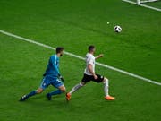 Das entscheidende 2:1: Ante Rebic lässt sich von Bayern-Goalie Sven Ulreich nicht stoppen (Bild: KEYSTONE/EPA/FILIP SINGER)
