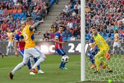 Luzerns Marvin Schulz (links) erzielt das 1:0. Bild: Georgios Kefalas / Keystone (Basel, 19. Mai 2018)