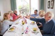 2/3: Fish and Chips und englischer Weisswein stimmen auf das Ja-Wort ein. (Bild: Ralph Ribi)