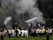 Die Maschine des Typs Boeing 737 ging beim Absturz in der Nähe des internationalen Flughafens von Havanna in Flammen auf. (Bild: KEYSTONE/AP/ENRIQUE DE LA OSA)