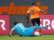 Ein Abend zum Vergessen: St. Gallens Goalie Daniel Lopar verschuldet gegen Cabral den Penalty, der zum 0:1 führte (Bild: KEYSTONE/EDDY RISCH)