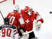 Roman Josi (mitte) lobte Torhüter Leonardo Genoni (rechts) nach dem Finaleinzug ganz besonders (Bild: KEYSTONE/SALVATORE DI NOLFI)