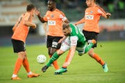 Der St.Galler Runar Sigurjonsson wird von drei Lausannern in die Zange genommen. Bild: Urs Bucher