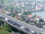 Gotthard-Rekordstau mit Auswirkungen: Auch vor dem Seelisberg-Tunnel zwischen Nidwalden und Uri bildete sich eine Blechlawine. (Bild: KEYSTONE/URS FLUEELER)