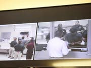 Videobilder zum 17-jährigen Schützen bei seinem ersten Auftritt vor dem Richter im Gefängnis von Galveston im US-Bundesstaat Texas. (Bild: KEYSTONE/AP The Galveston County Daily News/KELSEY WALLING)