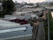 Der Zug mit vier Lokomotiven und 39 Waggons verunfallte im Bahnhof rund 200 Kilometer östlich von Mexiko-Stadt im Ort Orizaba. (Bild: KEYSTONE/EPA FERROMEX/EFE/FERROMEX HANDOUT)