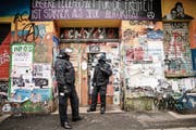 Bereitschaftspolizisten bewachen den Eingang zur «Kadterschmiede» in der Rigaer Strasse 94. (Bild: Clemens Bilan/EPA (Berlin, 29. März 2018))