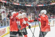 Gaetan Haas, Sven Andrighetto, Gregory Hofmann und Raphael Diaz jubeln nach dem Tor zum 1:3