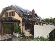 Vorübergehend unbewohnbar: Der Brand, der durch eine Gasflasche ausgelöst wurde, hat einem Einfamilienhaus in Nuvilly FR arg zugesetzt. (Bild: Kantonspolizei Freiburg)