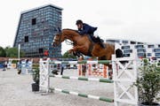 Voller Einsatz vor toller Kulisse: Andreas Ott aus Mettmenstetten beim Stechen im Grossen Preis von Zug. (Bild: Werner Schelbert (Zug, 19. Mai 2018))