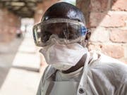 Ein Mann mit einer Atemschutzmaske vor einer Isolationszelle in einem Spital in Bikoro. Der Kongo hat inzwischen 17 Fälle des gefährlichen Ebola-Virus bestätigt. (Bild: Keystone/EPA UNICEF/MARK NAFTALIN / UNICEF HANDOUT)
