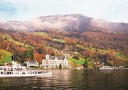 Die schwimmende Bühne (rechts im Bild) soll sich deutlich besser ins Landschaftsbild am Vierwaldstättersee einfügen. (Bild: Visualisierung: Marques Architekten)