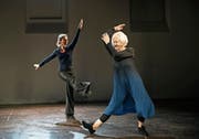 Im Zwiegespräch um Sein und Vergehen ohne ein einziges Wort: Karin Minger und die Tanzpionierin Nelly Bütikofer. (Bild: Christian Glaus)