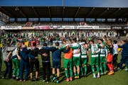 Die Spieler des SC Kriens bejubeln den Aufstieg in die Challenge League im Stade de la Charriere. Bild: Philipp Schmidli (La Chaux-de-Fonds, 19. Mai 2018)