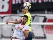 Zweifacher Torschütze: Sions Matheus Cunha (vorne) im Zweikampf mit Thuns Nicola Sutter (Bild: KEYSTONE/PETER SCHNEIDER)