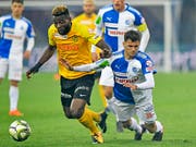 Nicht zu stoppen: YB-Stürmer Jean-Pierre Nsame (li.) enteilt GC-Verteidiger Nedim Bajrami (Bild: KEYSTONE/WALTER BIERI)