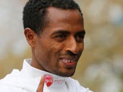 Kenenisa Bekele posiert für die Fotographen (Bild: KEYSTONE/AP/FRANK AUGSTEIN)