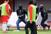 Unschöne Szene am vergangenen Wochenende beim Spiel zwischen Lausanne und Thun. Anhänger des Westschweizer Fussballklubs stürmen aufs Feld und sorgen dafür, dass das Spiel später abgebrochen wurde. Bild: Keystone